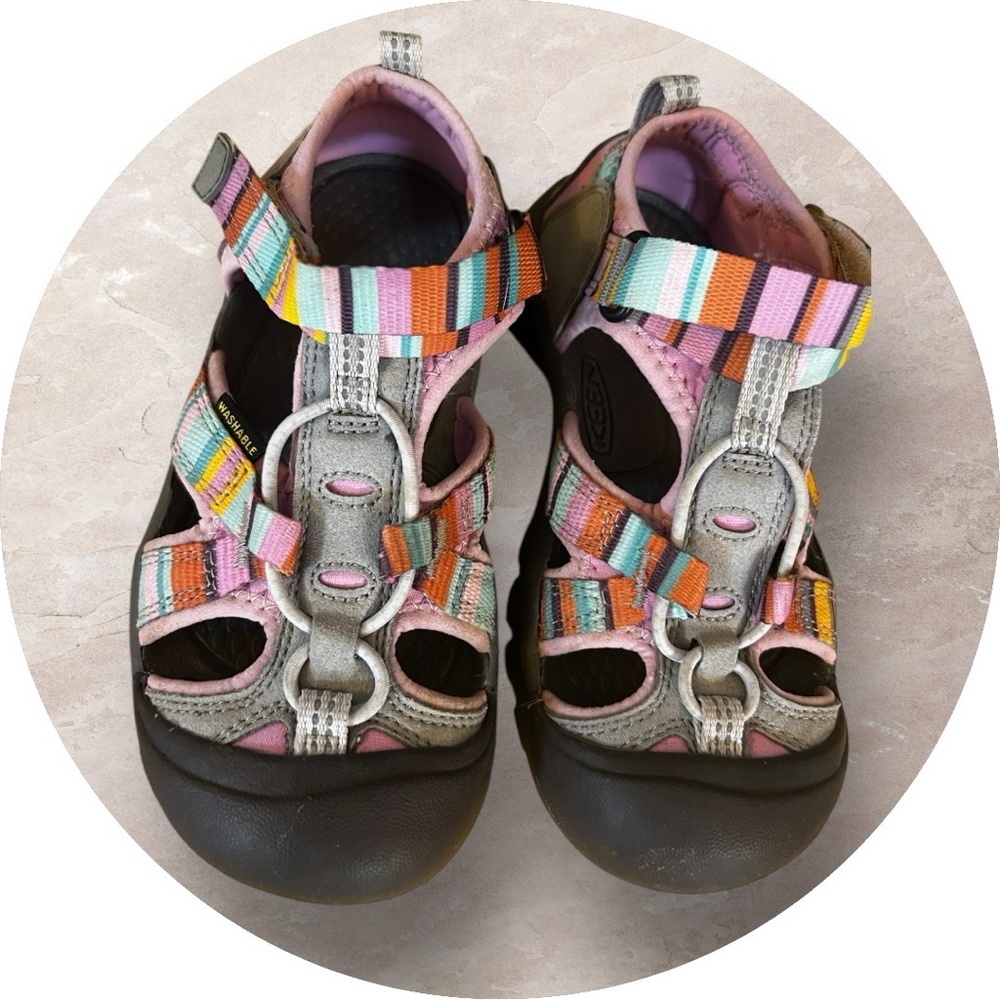 Keen: Kids Venice H2 U.S. 13. Hardly worn, in good condition with some marks!